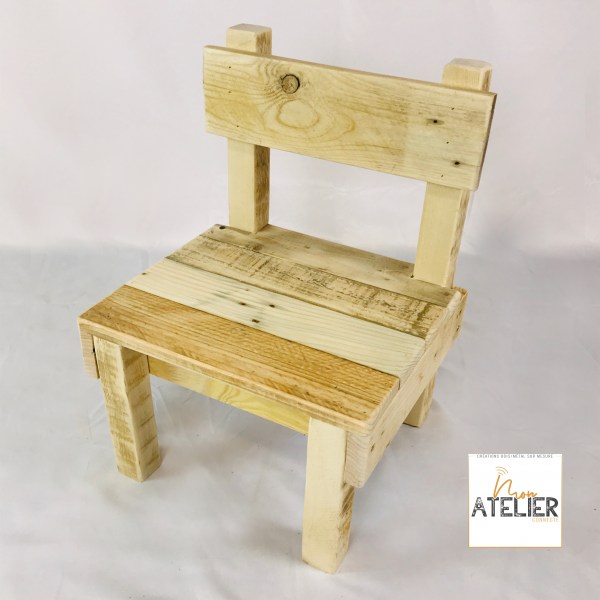 Chaise pour enfant en bois de palette recyclé.